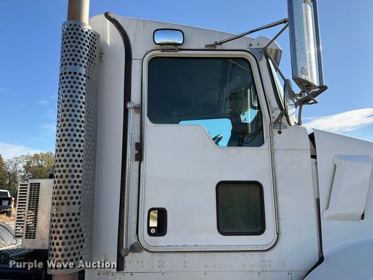 image for item EX1122 2020 Kenworth T800 semi truck