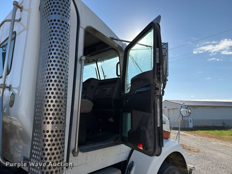 image for item EX1122 2020 Kenworth T800 semi truck