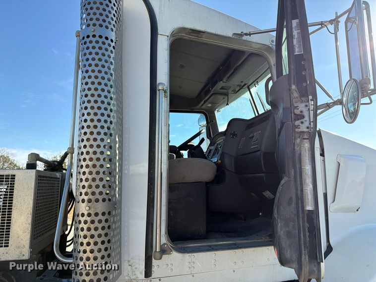 image for item EX1122 2020 Kenworth T800 semi truck