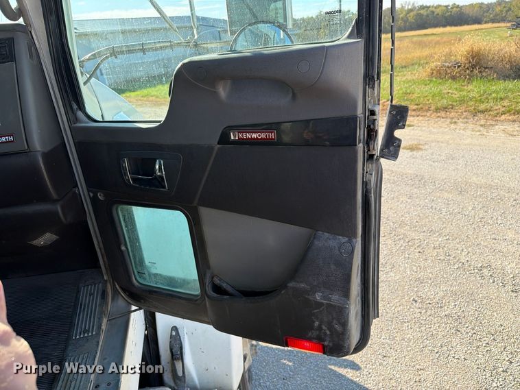 image for item EX1122 2020 Kenworth T800 semi truck