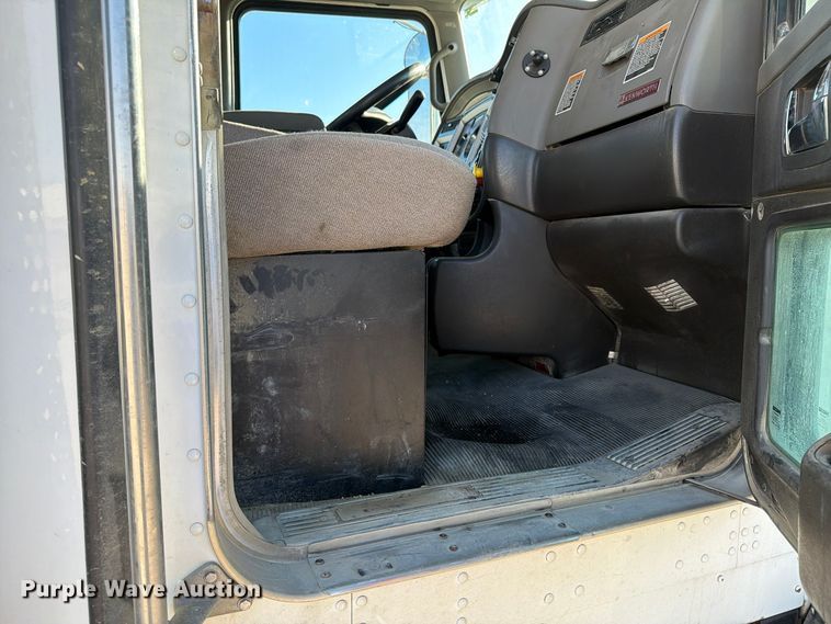 image for item EX1122 2020 Kenworth T800 semi truck