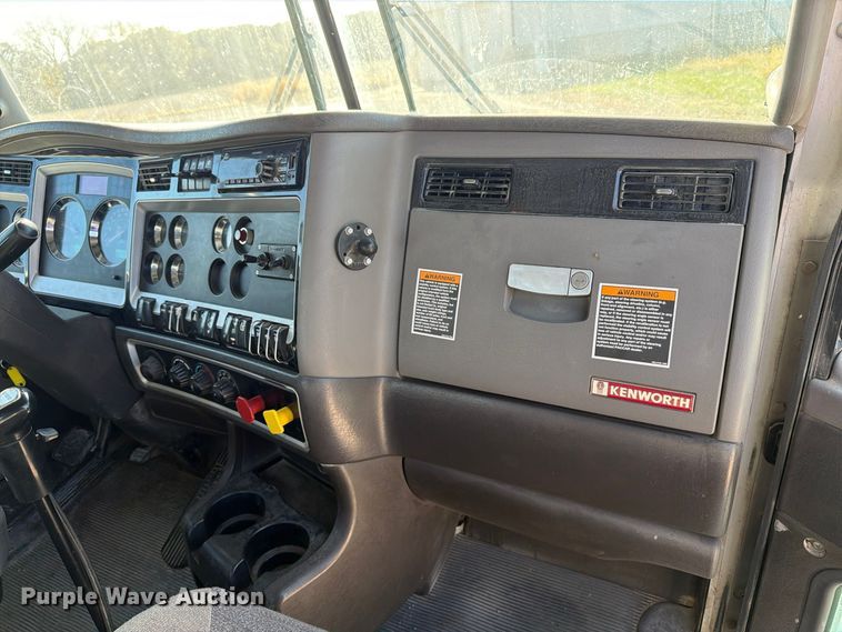 image for item EX1122 2020 Kenworth T800 semi truck