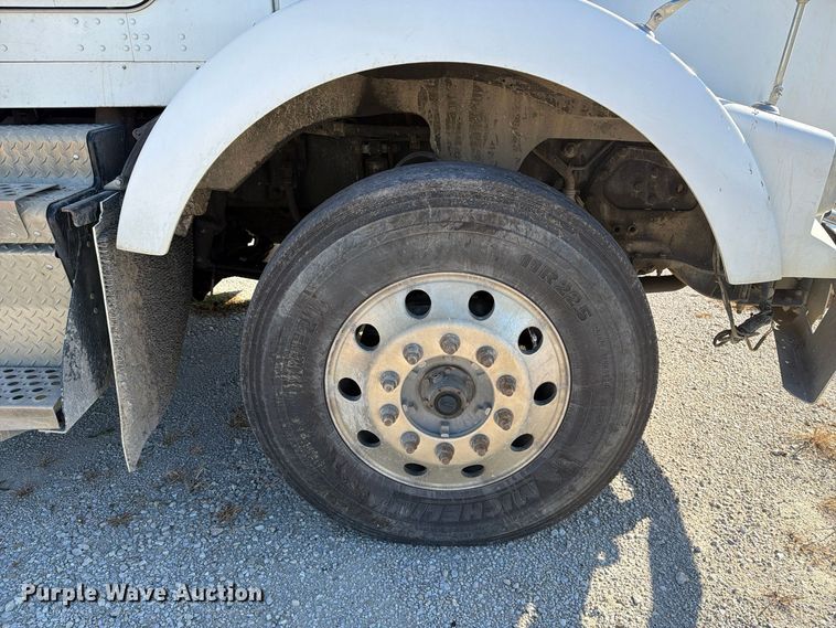 image for item EX1122 2020 Kenworth T800 semi truck