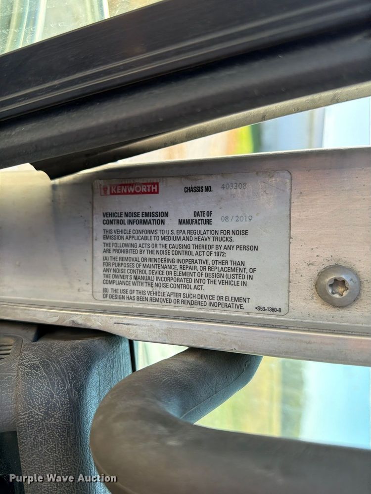 image for item EX1122 2020 Kenworth T800 semi truck