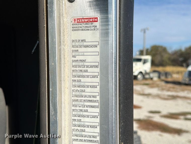 image for item EX1122 2020 Kenworth T800 semi truck