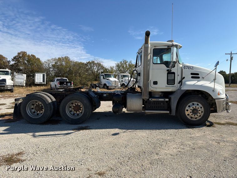 image for item EX1123 2016 Mack CXU613 semi truck