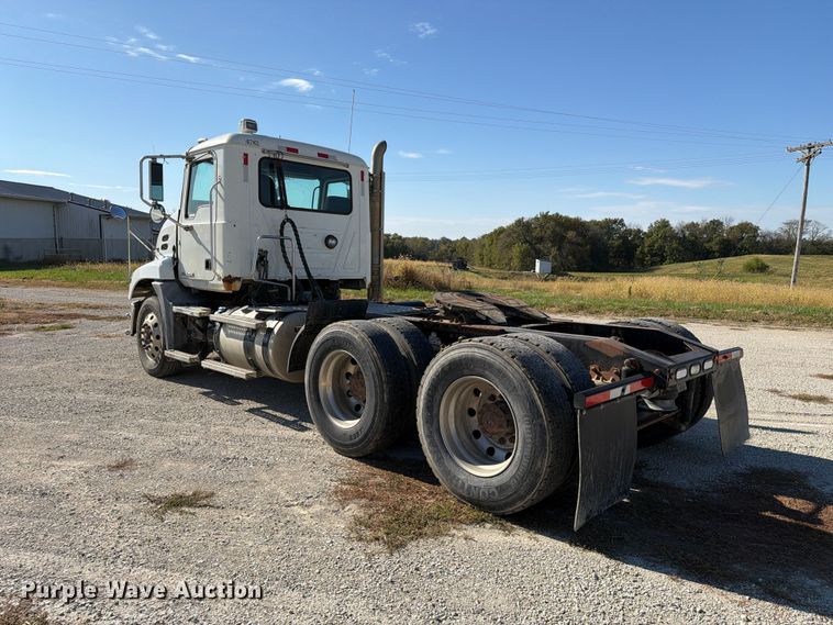 image for item EX1123 2016 Mack CXU613 semi truck