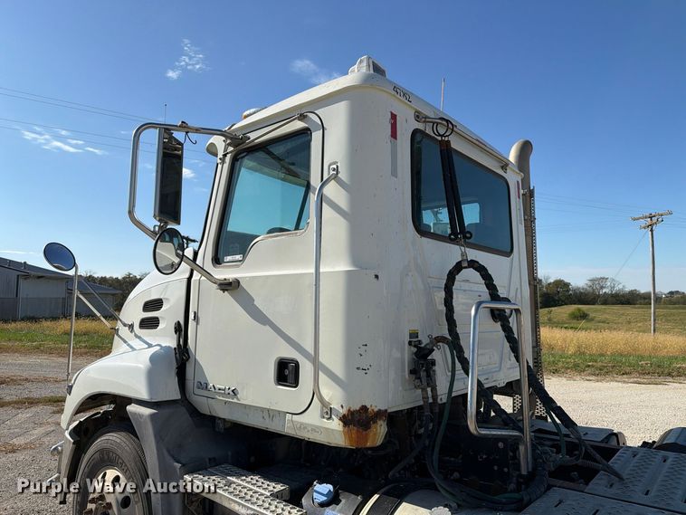 image for item EX1123 2016 Mack CXU613 semi truck