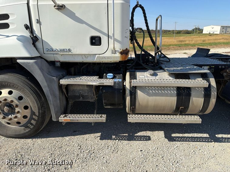 image for item EX1123 2016 Mack CXU613 semi truck