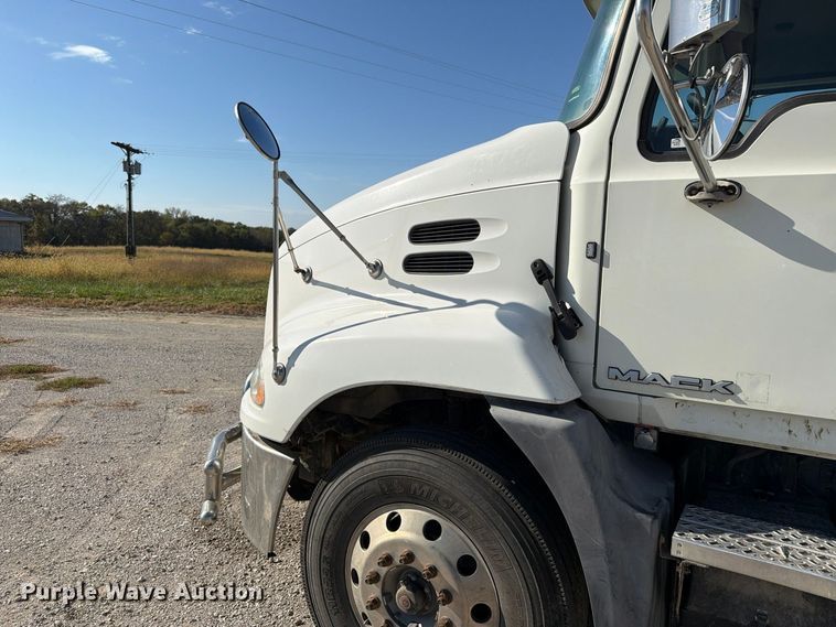 image for item EX1123 2016 Mack CXU613 semi truck