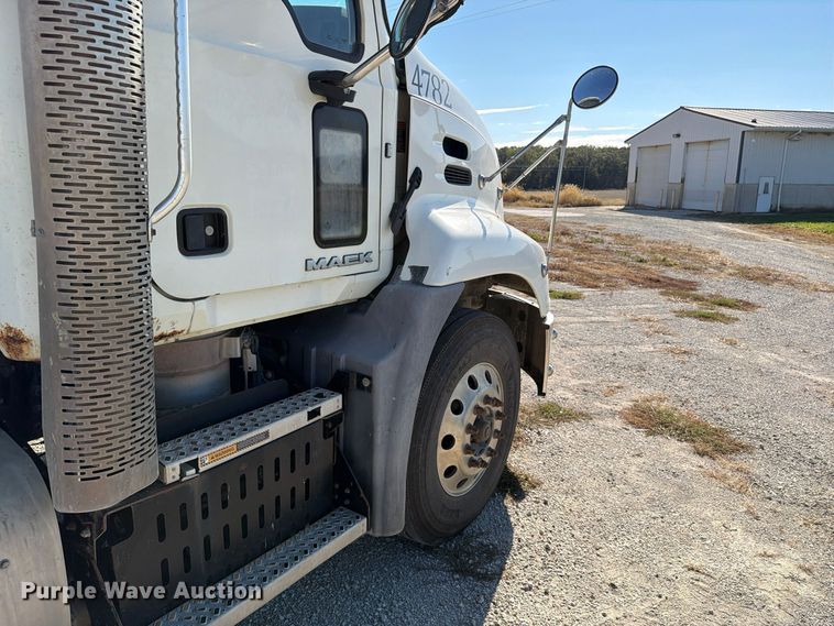 image for item EX1123 2016 Mack CXU613 semi truck