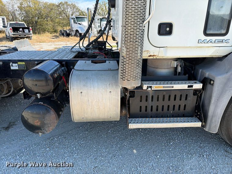 image for item EX1123 2016 Mack CXU613 semi truck