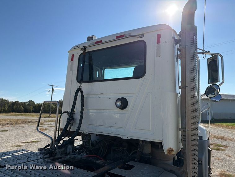 image for item EX1123 2016 Mack CXU613 semi truck
