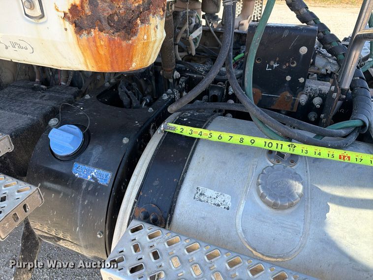 image for item EX1123 2016 Mack CXU613 semi truck