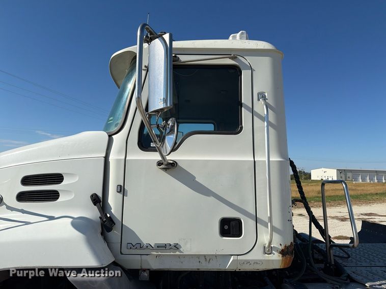 image for item EX1123 2016 Mack CXU613 semi truck