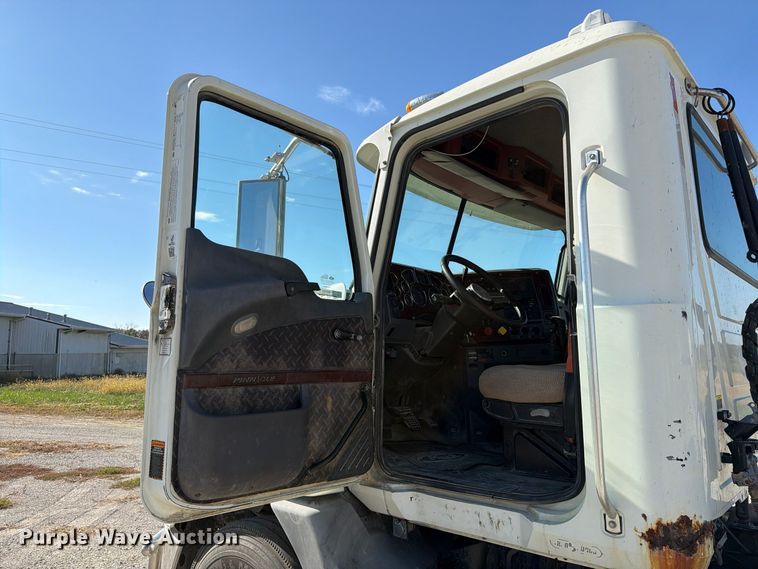 image for item EX1123 2016 Mack CXU613 semi truck