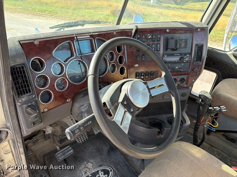 image for item EX1123 2016 Mack CXU613 semi truck