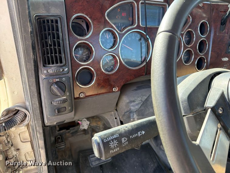 image for item EX1123 2016 Mack CXU613 semi truck