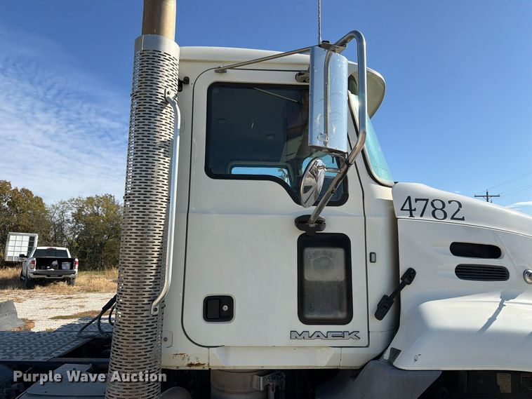 image for item EX1123 2016 Mack CXU613 semi truck
