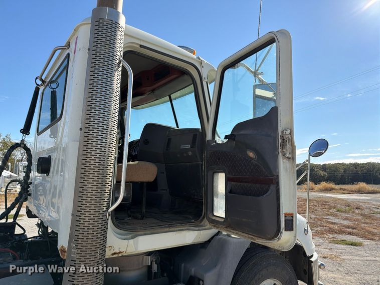 image for item EX1123 2016 Mack CXU613 semi truck