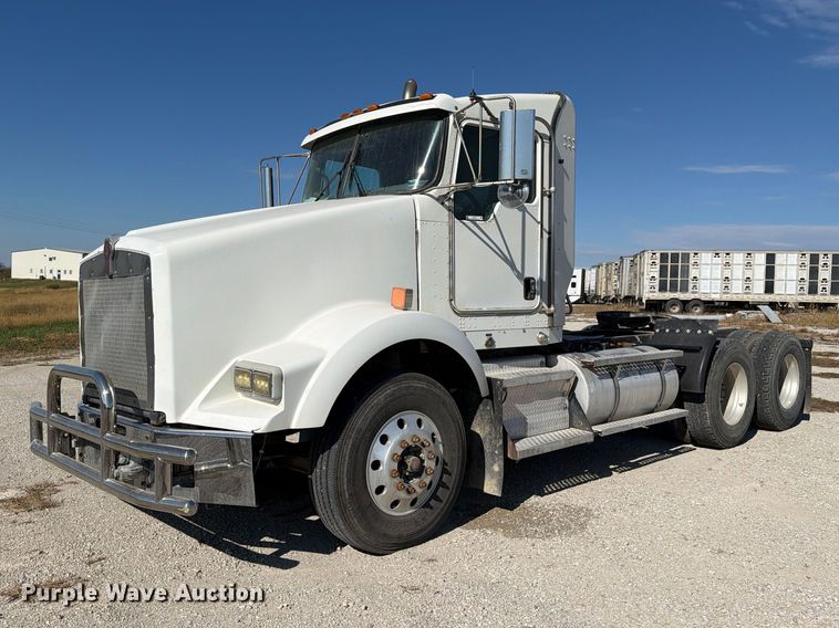 image for item EX1124 2014 Kenworth T800 semi truck