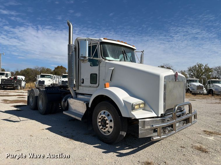 image for item EX1124 2014 Kenworth T800 semi truck