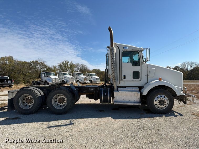 image for item EX1124 2014 Kenworth T800 semi truck