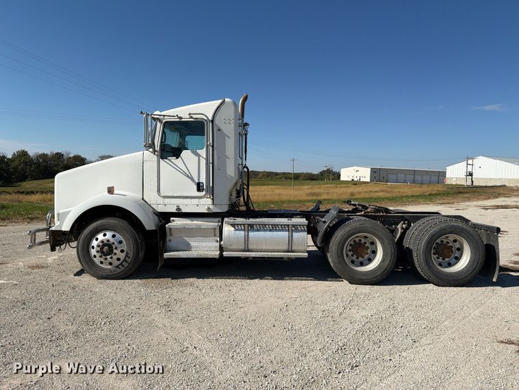 image for item EX1124 2014 Kenworth T800 semi truck