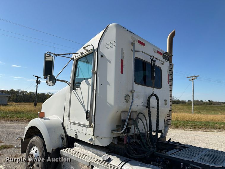 image for item EX1124 2014 Kenworth T800 semi truck