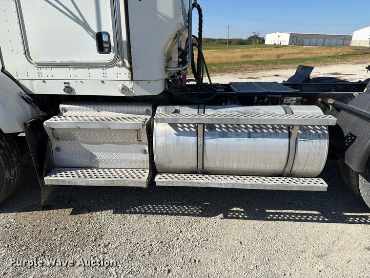 image for item EX1124 2014 Kenworth T800 semi truck