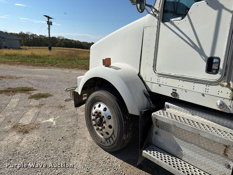 image for item EX1124 2014 Kenworth T800 semi truck