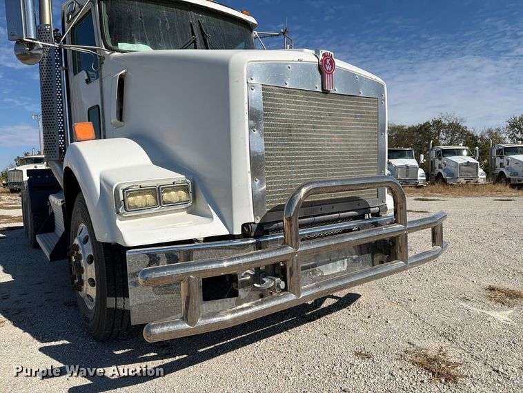 image for item EX1124 2014 Kenworth T800 semi truck