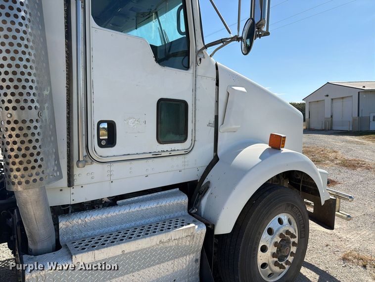 image for item EX1124 2014 Kenworth T800 semi truck