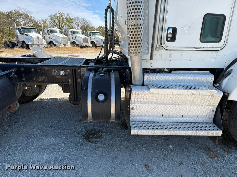image for item EX1124 2014 Kenworth T800 semi truck