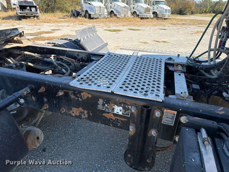 image for item EX1124 2014 Kenworth T800 semi truck