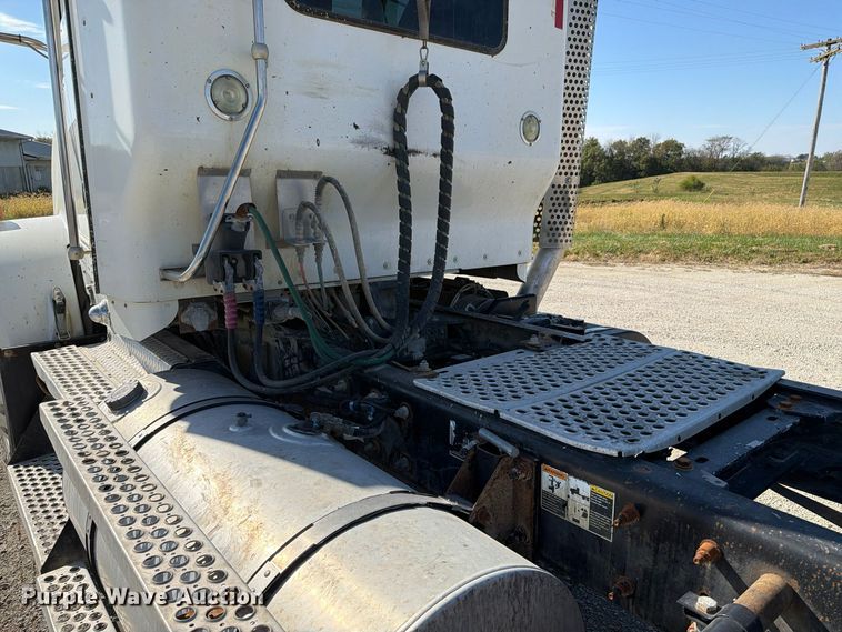 image for item EX1124 2014 Kenworth T800 semi truck