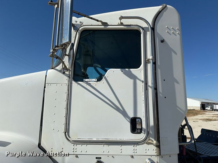 image for item EX1124 2014 Kenworth T800 semi truck