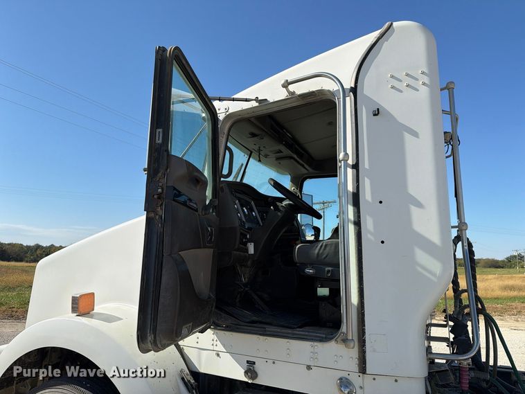 image for item EX1124 2014 Kenworth T800 semi truck