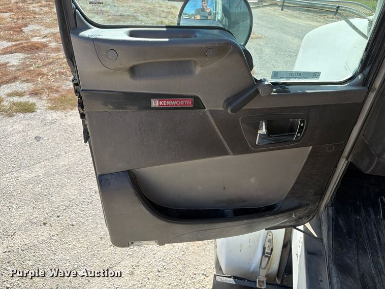 image for item EX1124 2014 Kenworth T800 semi truck
