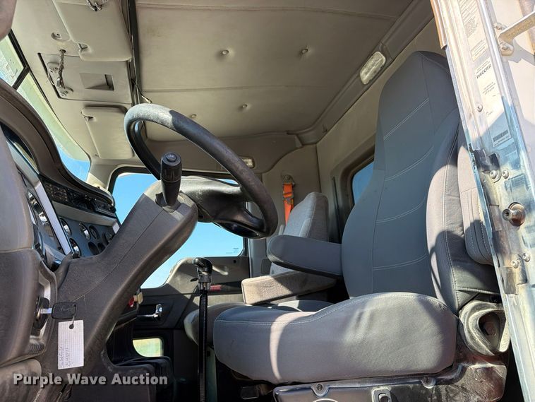 image for item EX1124 2014 Kenworth T800 semi truck