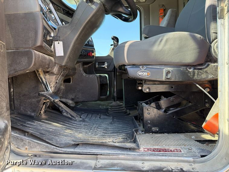 image for item EX1124 2014 Kenworth T800 semi truck
