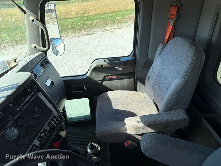 image for item EX1124 2014 Kenworth T800 semi truck