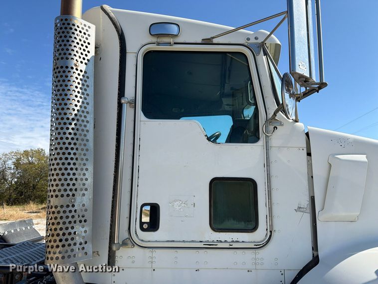 image for item EX1124 2014 Kenworth T800 semi truck