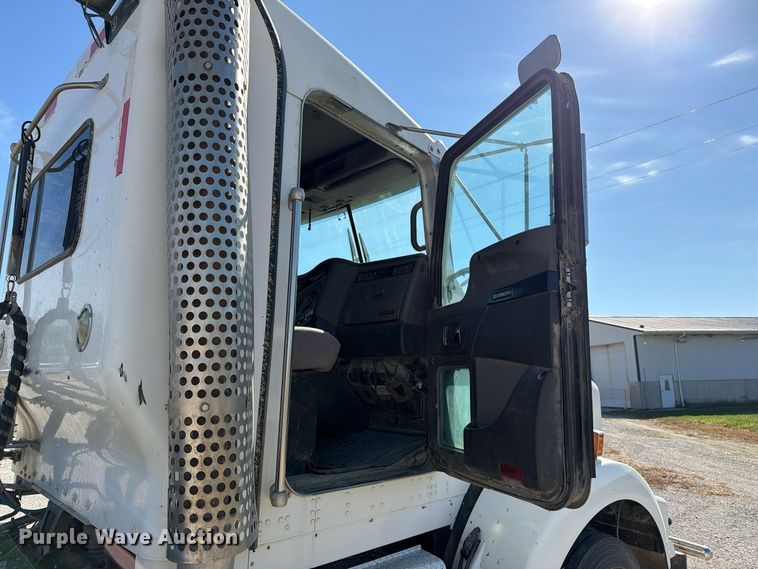 image for item EX1124 2014 Kenworth T800 semi truck
