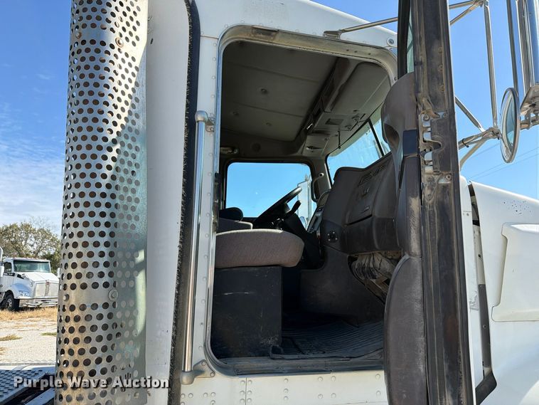 image for item EX1124 2014 Kenworth T800 semi truck