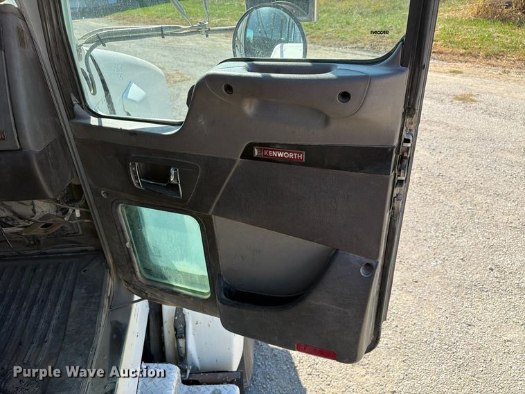 image for item EX1124 2014 Kenworth T800 semi truck