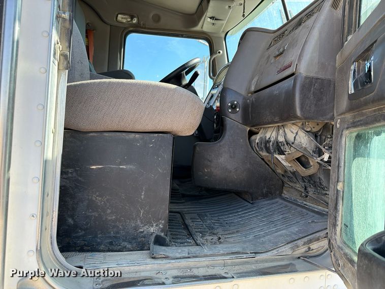 image for item EX1124 2014 Kenworth T800 semi truck