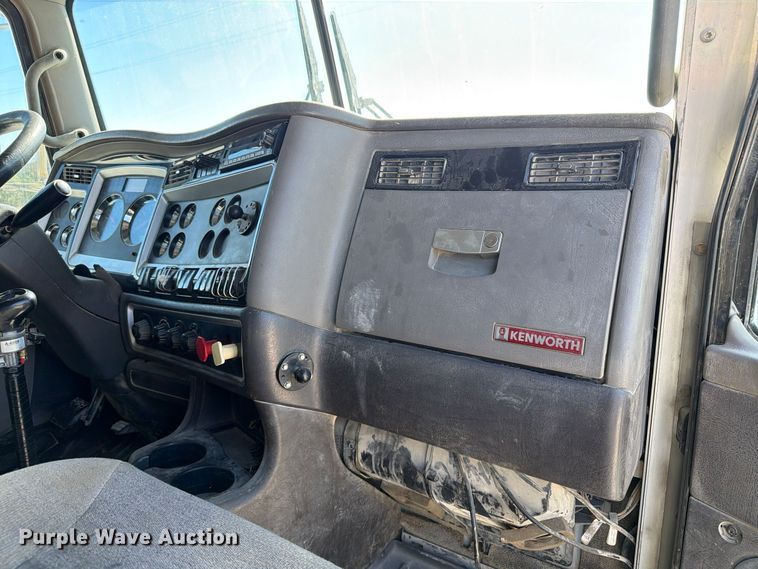 image for item EX1124 2014 Kenworth T800 semi truck