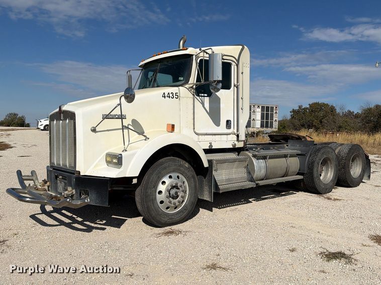 image for item EX1125 2015 Kenworth T800 semi truck