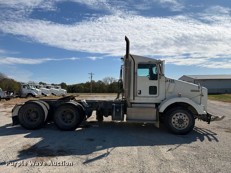 image for item EX1125 2015 Kenworth T800 semi truck